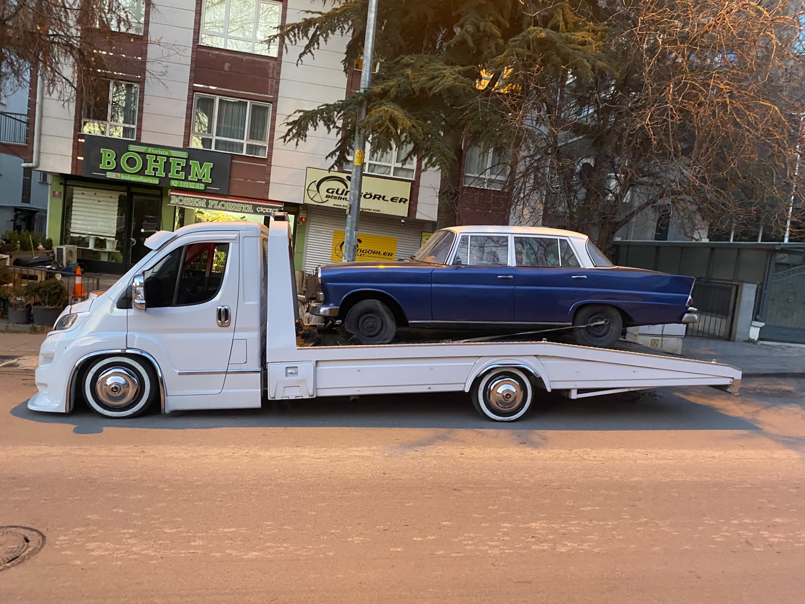 Klasik bir otomobili güvenle taşıyan çekicimiz