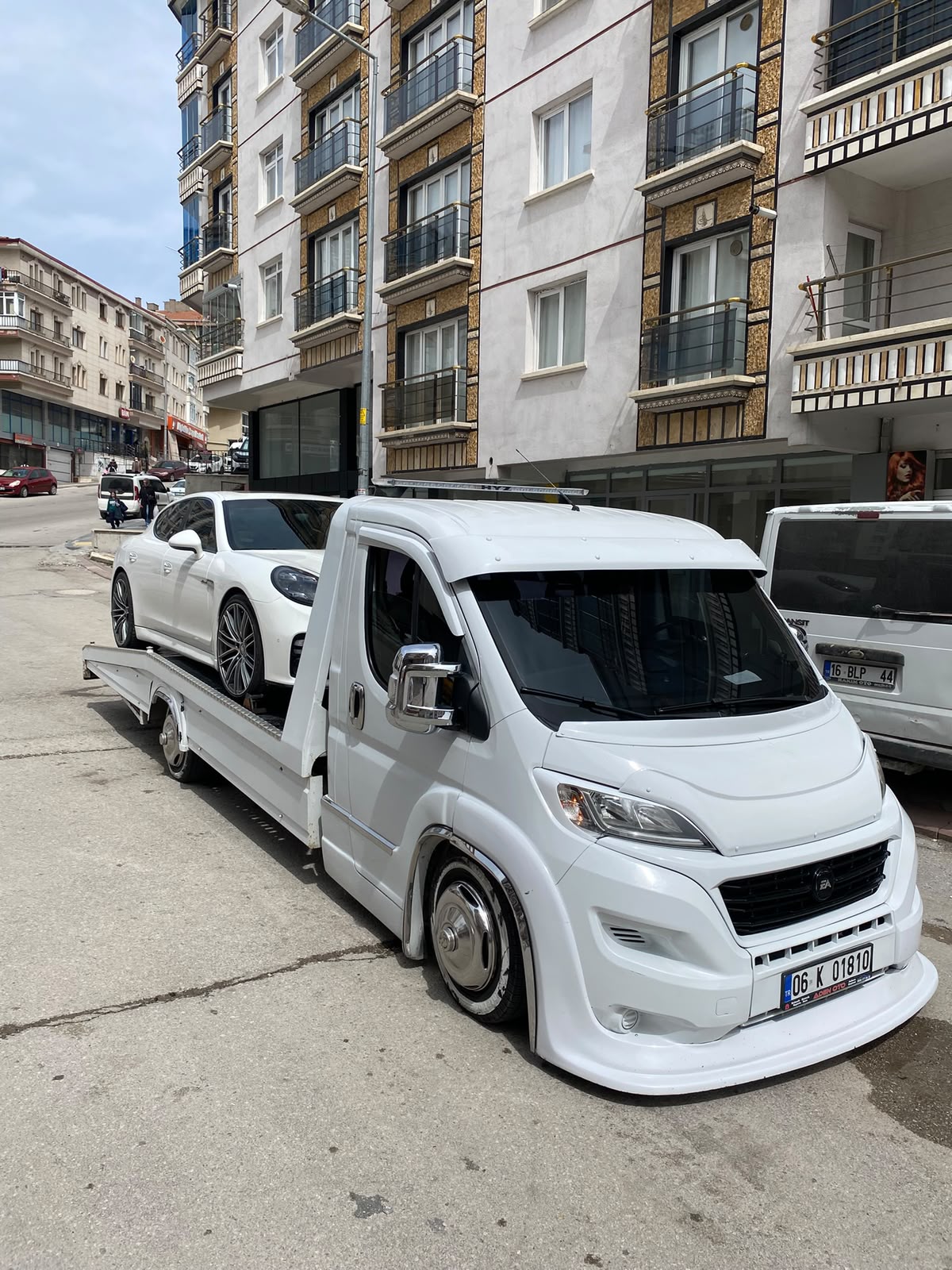 Lüks bir aracı özenle taşıyan kayar kasa oto çekicimiz