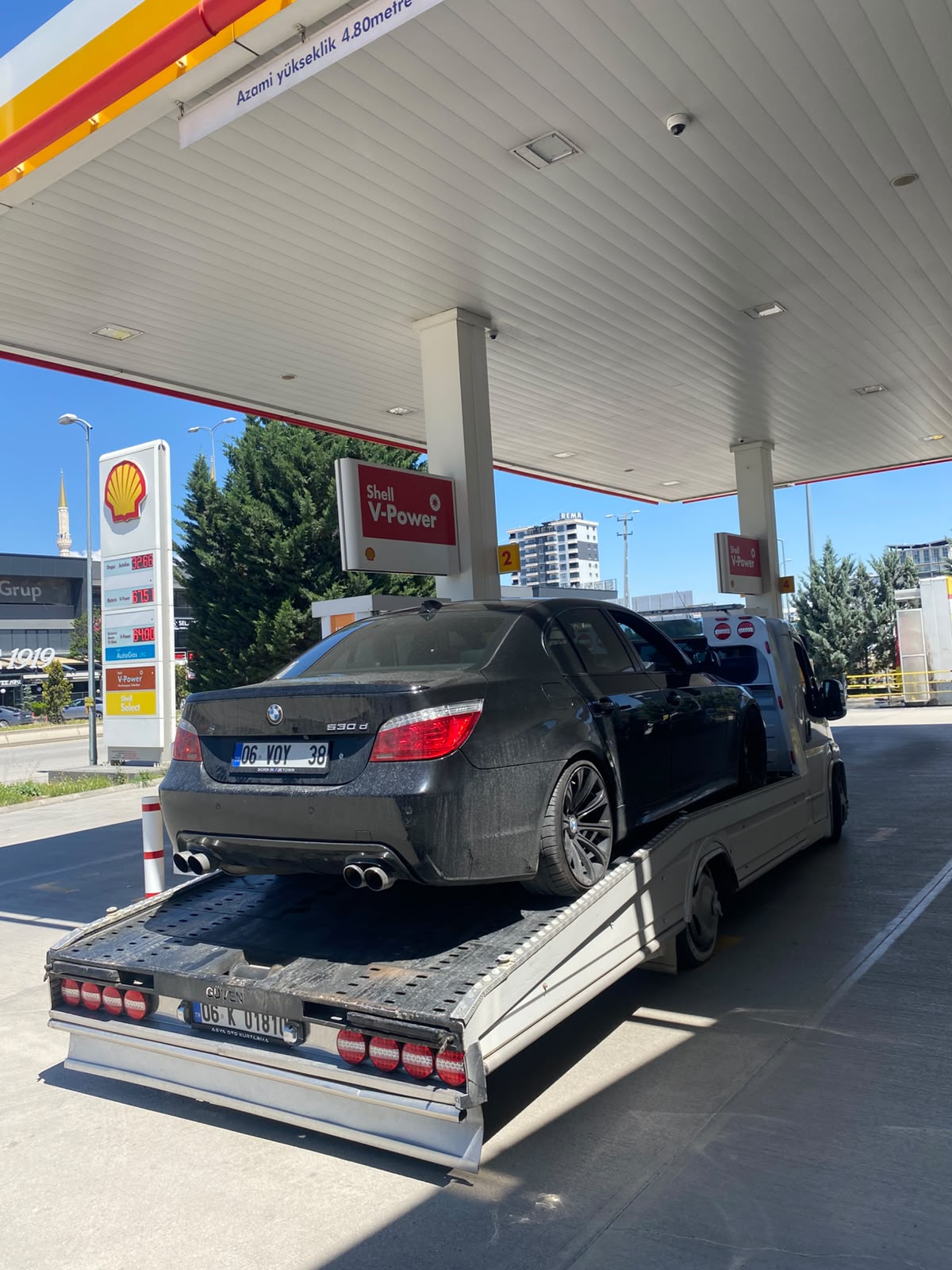 Yol yardımı sırasında araç taşıyan oto kurtarma aracımız