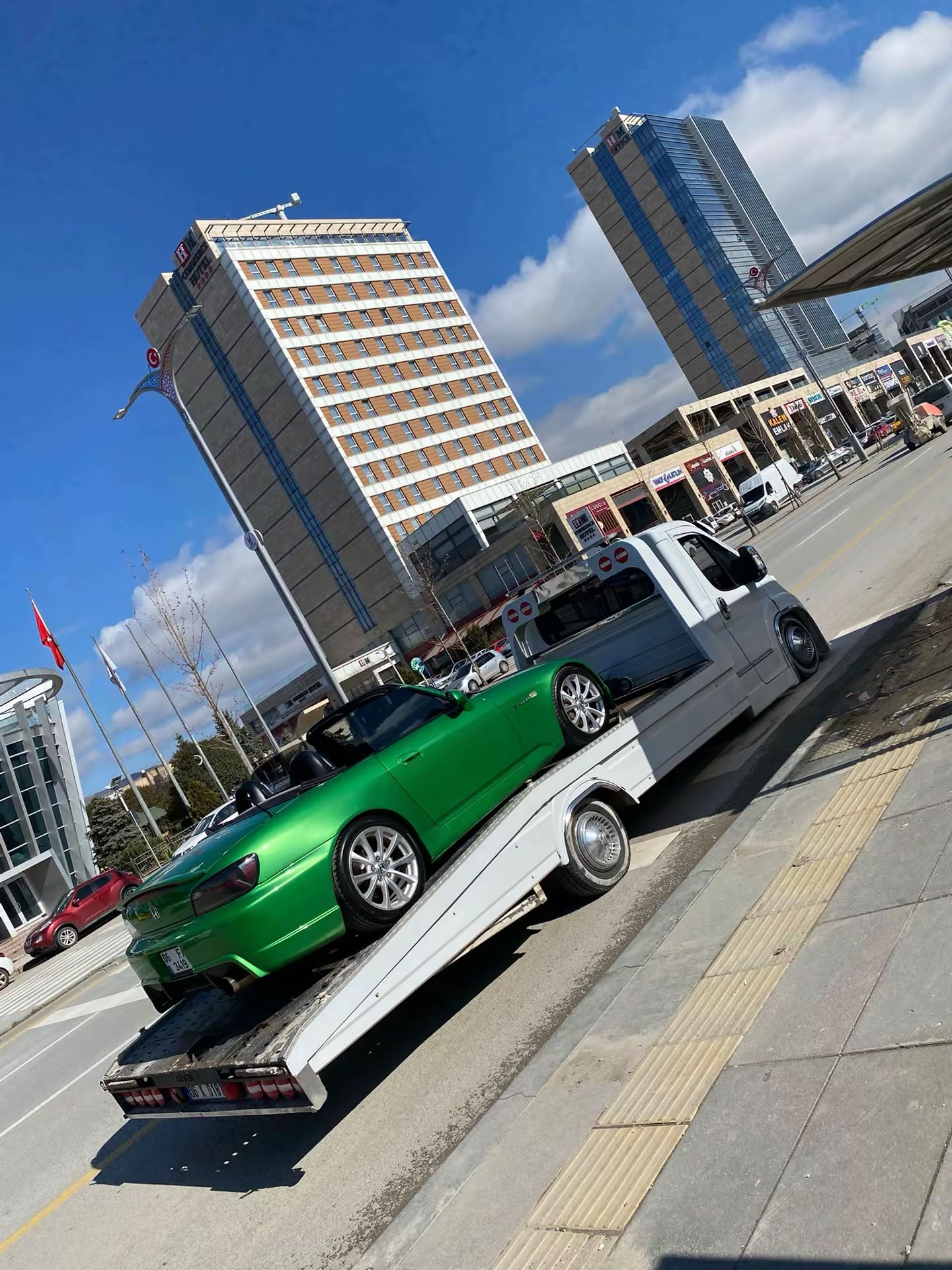 Şehir merkezinde araç taşıyan oto kurtarma aracımız