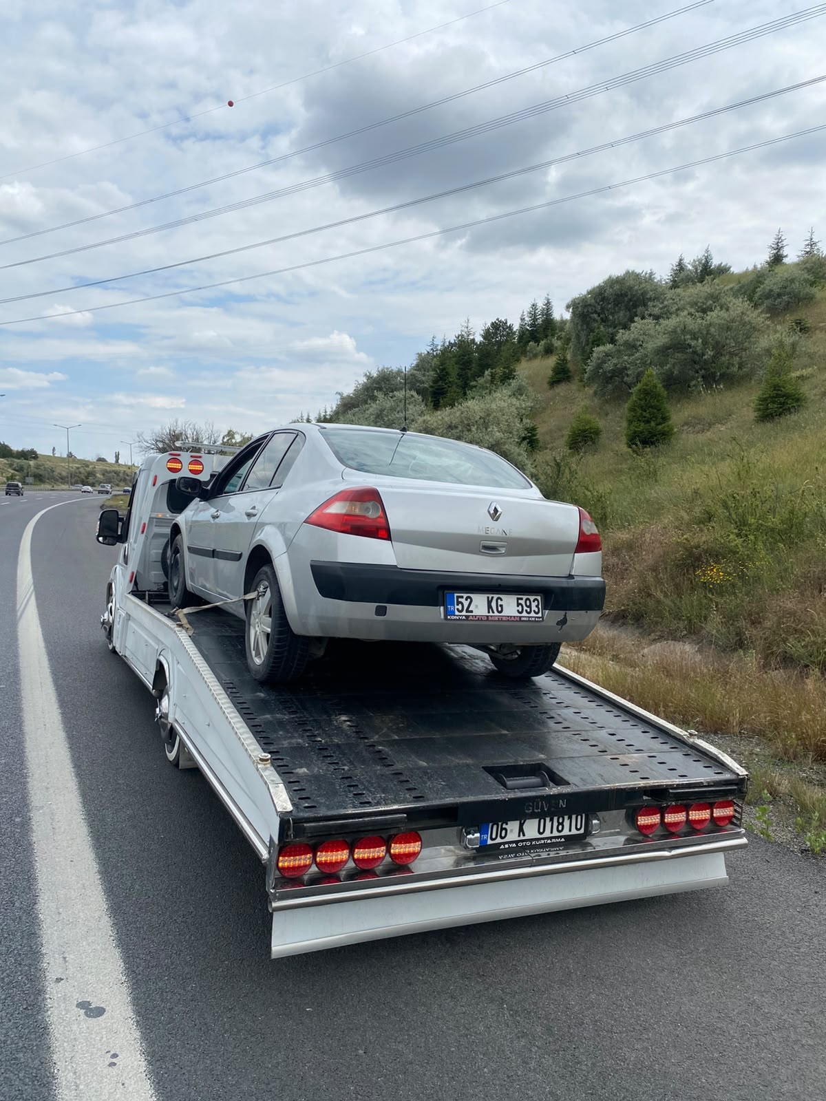 Karayolunda araç taşıyan uzun yol oto çekicimiz